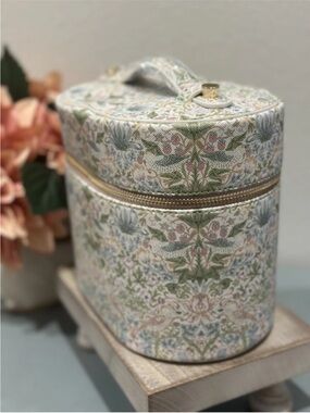 NWT Morris & CO. STRAWBERRY THIEF BLAISE COSMETIC CASE- Stunning